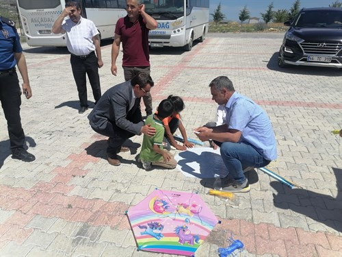 KAYMAKAMIMIZ SAYIN ADEM TOPACA ÖNEM PROJESİ KAPSAMINDA DÜZENLENEN UÇURTMA ETKİNLİĞİNE KATILDI